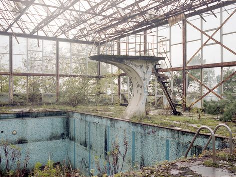 Abandoned pool | by soho42 Abandoned Pool Aesthetic, Swimming Pools Aesthetic, Pool Reference, Abandoned Environment, Abandoned Pool, Abandoned Water Parks, Aesthetic Farm, Judas Iscariot, Empty Pool