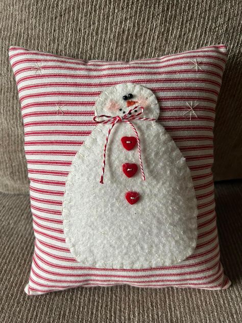 Hobby Lobby Crafts, Vintage Christmas Crafts, Snowman Pillow, Easter Pillows, Pillow Crafts, Sew Simple, Christmas Tree Pillow, Christmas Arts And Crafts, Handmade Christmas Crafts