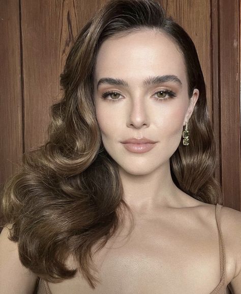 Makeup For Pale Skin Brown Eyes, Soft Glam Bridal Hair, Zoey Deutch Makeup, Bridesmaid Makeup Pale Skin, Pale Brunette Makeup, Celebrity Hairstyles 2023, Bridesmaid Makeup Brunette, Fair Skin Makeup Brunette, Pale Bride