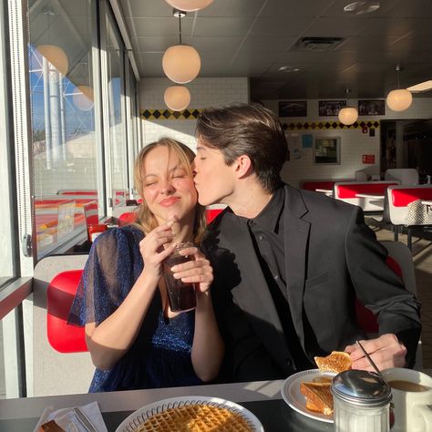 homecoming date dinner in a diner featuring the cutest couple ever again???? Couple Dinner Date Photo, Couple Food Date, Couple Having Dinner, Homecoming Dates, Homecoming Date, Diner Aesthetic, Couples Dinner, Side Quest, Relationship Stuff