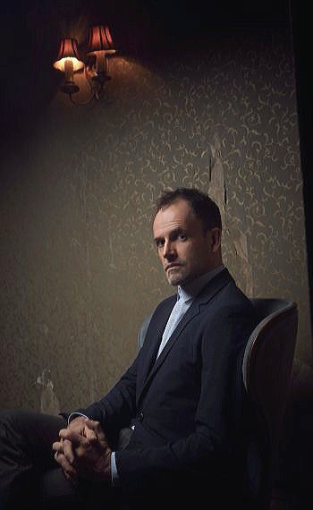 Johnny Lee Miller, Elementary Tv Show, Cbs Elementary, Sherlock Holmes Elementary, Elementary Tv, Holmes And Watson, Elementary Sherlock, Vintage Celebrities, Johnny Lee