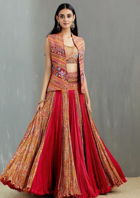 Lehenga Patterns Gharchola Lehenga Choli, Banjaran Fashion Dress, Latest Designer Dresses Indian Style, Ghagra Patterns, Gharchola Lehenga, Designer Dresses Indian Style, Dresses Indian Style, Ghagara Design, Crush Fabric