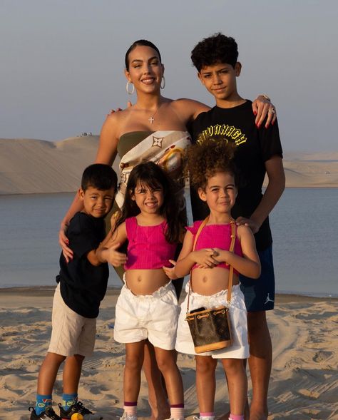 La 'influencer' se encuentra apoyando a Cristiano Ronaldo en el Mundial y ha posado con sus hijos y sus amigos en el desierto de Doha. Cr7 And Cr7 Junior, Georgina And Cristiano Jr, Christiano Ronaldo Son, Christiano Junior, Cr Junior, Ronaldo Family, Chris Jr, Cris Jnr, Bleached Hair Men