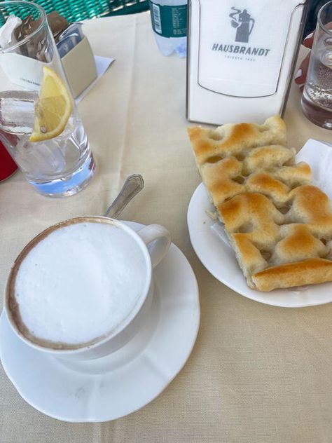 Focaccia and cappuccino might be the quintessential Ligurian breakfast. Entertaining Snacks, Italian Breakfast, Breakfast Bread, Focaccia Bread, Types Of Bread, Breakfast Breads, Easy Lunches, Pasta Sauce, Balsamic Vinegar