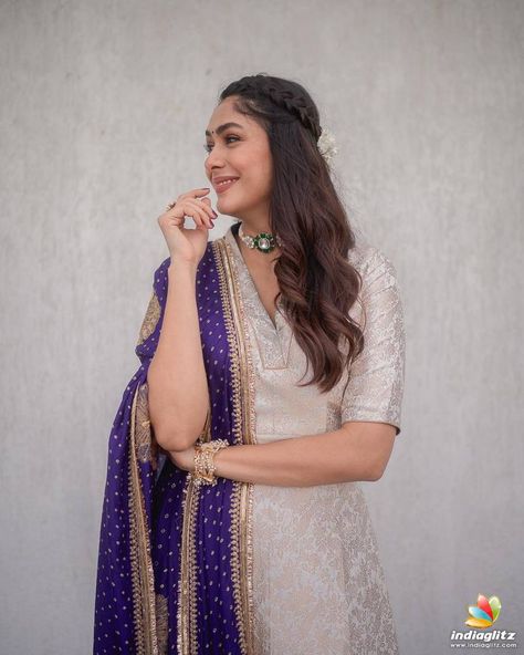 Mrunal Thakur, Trendy Outfits Indian, Celebrity Makeup Looks, Anarkali Dress Pattern, Fashionable Saree Blouse Designs, Simple Kurta Designs, Long Dress Design, Modest Dresses Casual, Traditional Indian Outfits