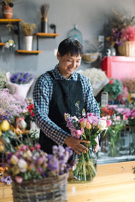 Flowershop Photoshoot Ideas, Flower Shop Owner Outfits, Flower Shop Owner Aesthetic, Flower Shop Photography, Florist Reference, Flower Shop Photoshoot, Flower Shop Owner, Florist Studio, Photography Workshop