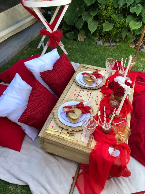 Romantic Night Picnic, Piknik Ideas, Valentine Picnic, Glam Picnic, Picnic Business, Romantic Beach Picnic, Cute Proposal Ideas, Picnic Party Decorations, Romantic Dinner Decoration