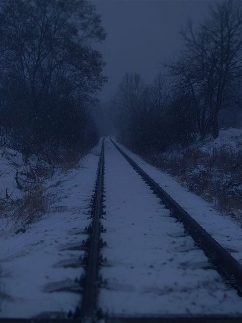 Dark Landscape, Belle Nature, Kunst Inspiration, Dark Winter, Winter Scenery, Blue Hour, Dark Photography, Winter Aesthetic, Night Aesthetic