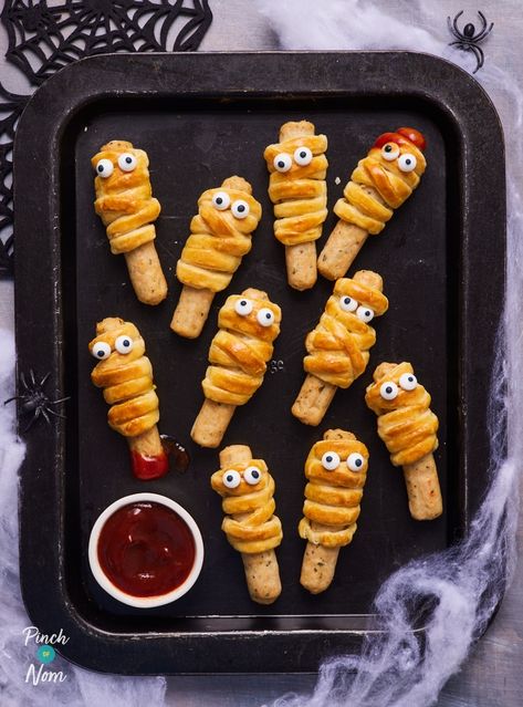 Halloween Sausage Mummies - Pinch Of Nom Halloween Lunch Box Ideas, Sausage Mummies, Halloween Sausage, Spooky Halloween Recipes, Halloween Feast, Frozen Halloween, Edible Eyes, Spooky Halloween Food, Halloween Breakfast