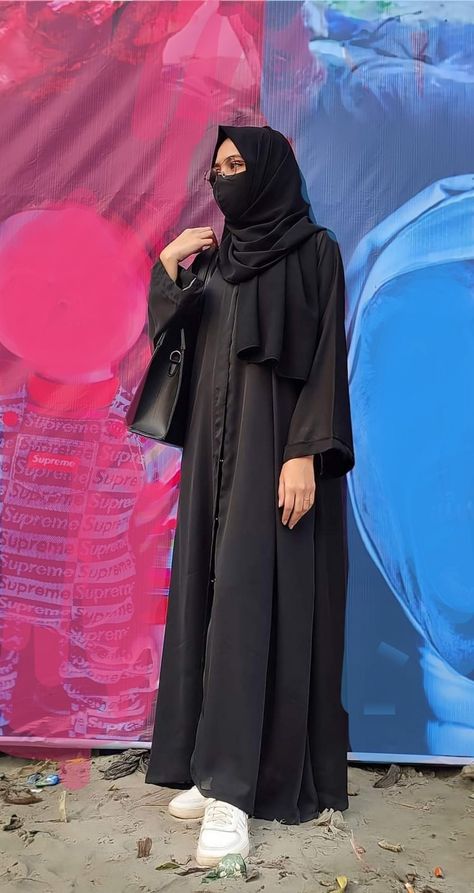 Abaya Pics Ideas, Abaya Poses Photography, Naqab Dp Aesthetic, Abaya Pose Ideas, Hijabi Aesthetic Outfits Abaya, Abaya Girls Dpz, Borkha Design Simple, Naqab Dp, Abaya Girl Aesthetic