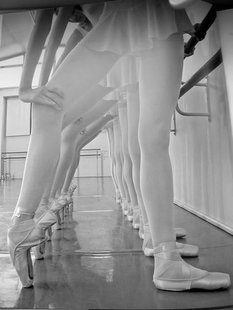 ballerina18 Isadora Duncan, Paris Opera Ballet, Ballet Beauty, Jitterbug, Ballet Inspiration, Dance Like No One Is Watching, White Tights, Ballet School, Dance Movement