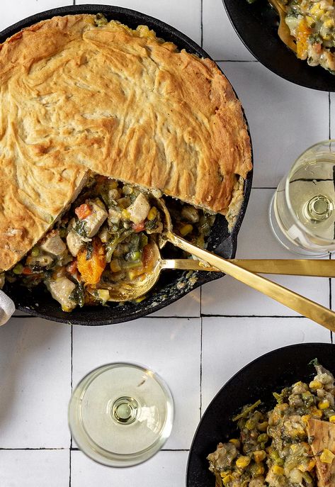 Low FODMAP Chicken Pot Pie - Gluten Free with Veggie Friendly Option - Pretty Delicious Life Fodmap Chicken, Low Fodmap Chicken, Monday Recipes, Meatless Monday Recipes, Meat Free Recipes, Pot Pies Recipes, Low Fodmap, Meatless Monday, Chicken Pot