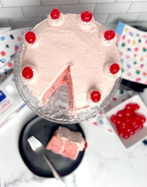 If you want to know how to make a cherry chip cake with white cake mix - this is the best recipe! It's so easy and delicious! Cherry Chip Cake Recipe, Cherry Chip Cake Mix, Cherry Chip Cake, Fav Food, Vanilla Cake Mixes, Vanilla Buttercream Frosting, Leftover Cake, Cherry Cake, Cherry Recipes