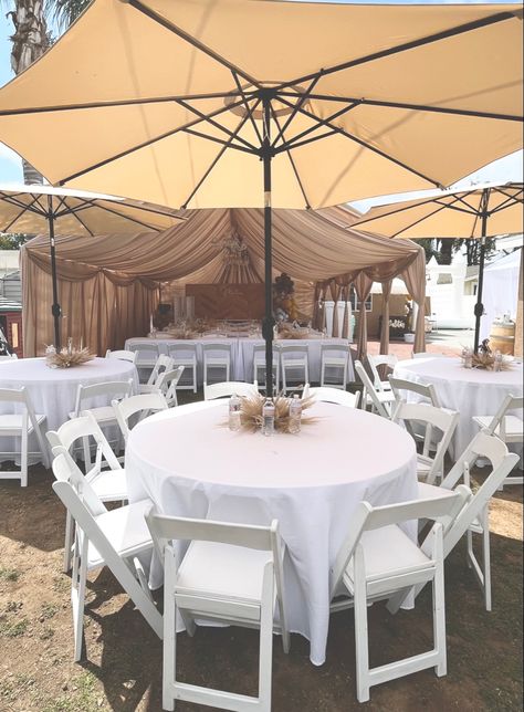 Table With Umbrella Outdoor Party, Round Tables With Umbrellas Party, Round Table With Umbrella Centerpiece, Pampa Arrangement, Umbrella Table Centerpiece, Round Table Decor Wedding, Umbrella Centerpiece, Circle Patio, Round Table Centerpieces