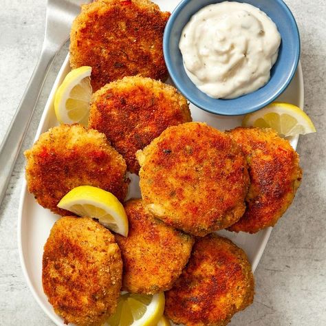 Easy Crab Cakes Sour Cream Dipping Sauce, Crab Cakes Easy, Daisy Sour Cream, Mini Crab Cakes, Crab Cake Recipes, Daisy Brand, Crab Cake Recipe, Sour Cream Sauce, Sour Cream Recipes