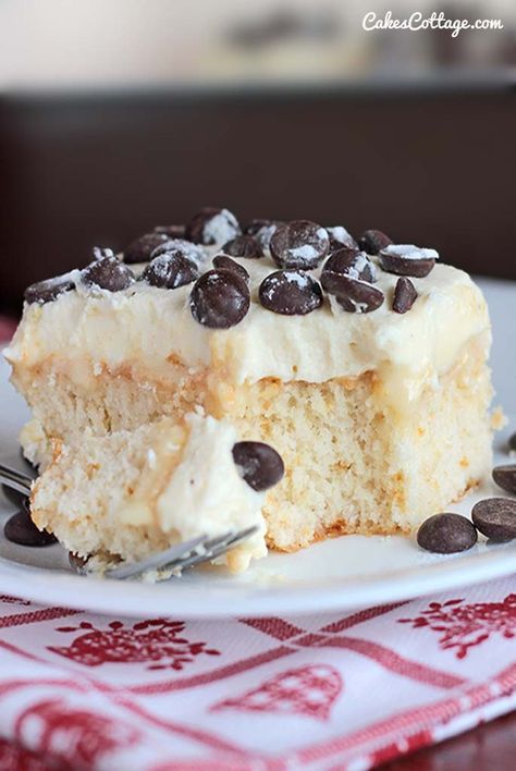 Cannoli Poke Cake Recipe White Poke Cake, Poke Cake With Condensed Milk, Cannoli Poke Cake, Cake With Condensed Milk, Cannoli Cake, Condensed Milk Cake, Cannoli Filling, 12 Cake, White Cake Recipe