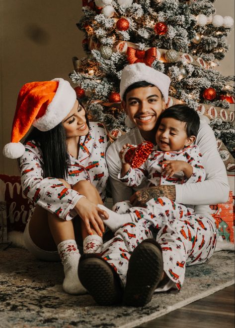 Christmas Pajamas Photoshoot, Pajamas Photoshoot, Shooting Photo Famille, Family Christmas Pictures Outfits, Christmas Couple Pictures, Christmas Pictures Outfits, Christmas Baby Pictures, Christmas Poses, Christmas Family Photoshoot