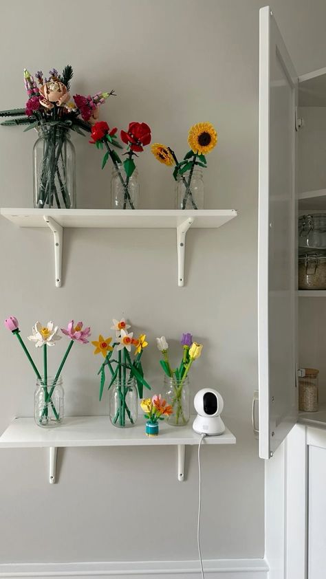 Ideas For Lego Display, Legos In Room, Lego Flowers Room Decor, Cute Lego Display, Lego Flower Decor, Lego Shelf Display Shelving Ideas, Lego Flower Display Ideas, Lego Flowers In Vase, Lego Botanical Collection Display