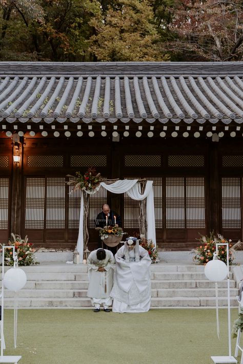 Korean Traditional Wedding Ceremony, Korean Outdoor Wedding, Korean Wedding Ideas, Korean Wedding Venues, South Korean Wedding, Korean Wedding Ceremony, Korean Wedding Traditions, Korean Traditional Wedding, Traditional Korean Wedding