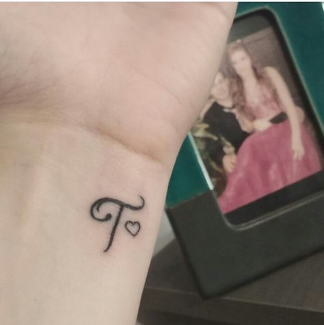 Letter T Tattoo With Heart, Her Name Tattooed On Him, Boyfriend Initials Tattoo, Name Tattoo For Boyfriend, T Tattoo Initial With Heart, Boyfriend Tattoo Ideas Names Initials, Boyfriend Tattoo Ideas Relationships, Tattoo For Girlfriend, T Tattoo Initial