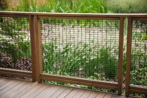 Hog wire fence around a balcony or terrace adds a nice touch to your house. Bungalow Landscaping, Wire Deck Railing, Hog Wire Fence, Fence Design Ideas, Deer Fence, Rustic Porch, Contemporary Patio, Building A Fence, Front Yard Fence