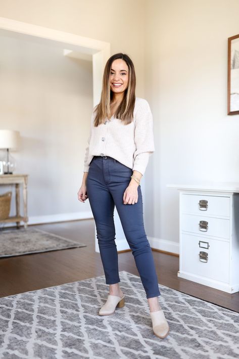 Casual work outfits for petites | teacher friendly outfits | petite style | workweek outfits Week Of Work Outfits, Psychologist Outfit, Cold Spring Outfit, Petite Work Outfits, Classic Work Outfits, Friendly Outfits, Loft Outfits, Green Pants Outfit, Casual Work Outfits Women