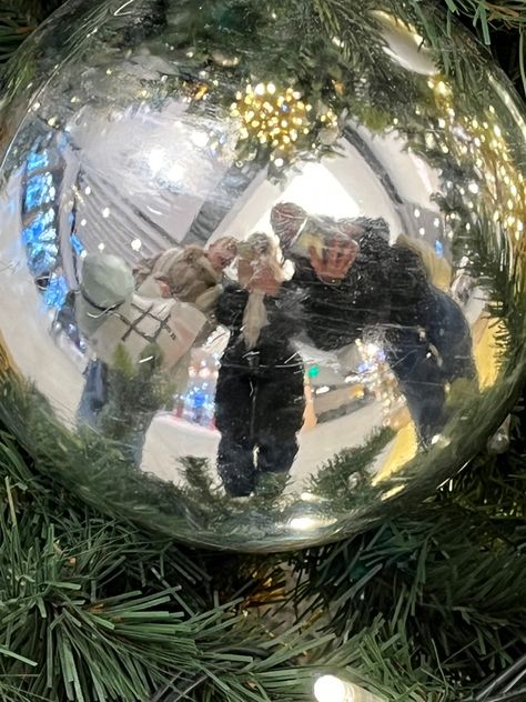 #photoinspo #photoidea #friends #christmas #friendship #trios #shoppingcentre #aethetic Trio Christmas Pictures, Christmas Friend Pictures, Christmas Friends Aesthetic, Trio Pics, Photography Practice, Besties Christmas, Christmas Widgets, Christmas Friends, Christmas Pics