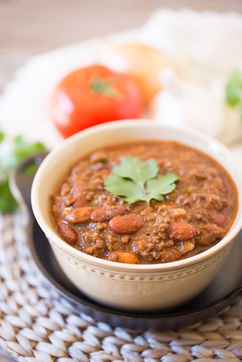 Thick and hearty Beef Chili with masa harina. Chili With Masa Harina, Pinto Beans With Ground Beef, Chili Ideas, Beans With Ground Beef, Ground Chuck, Beer Chili, Chili Toppings, Party Bites, Hearty Chili