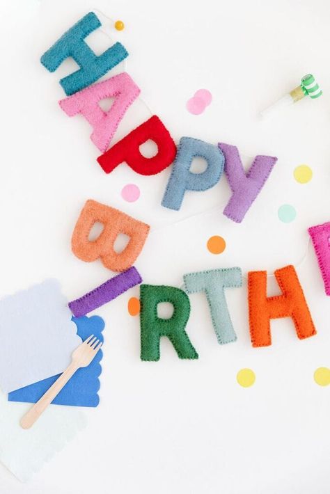 20 DIY Happy Birthday Banner Ideas - Lady Celebrations Wool Garland, Happy Birthday Banner Diy, Felt Garlands, 23 Birthday, Cheap Party Decorations, Garland Flower, Animal Theme Birthday, Diy Birthday Banner, Happy Birthday Decor