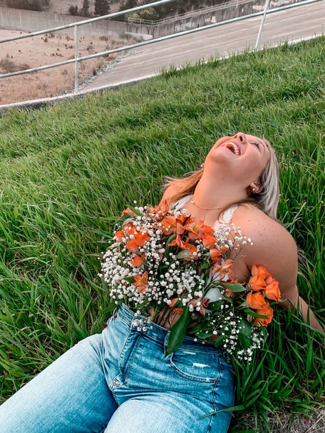 Flower Pictures Photography With People, Jean And Flowers Photoshoot, Plus Size Flower Top Photoshoot, Best Friend Flower Top Photoshoot, Flower Session Photo Ideas, Flower Top Pictures, Wildflower Photo Shoot, Flowers As A Shirt Photoshoot, Plus Size Flower Photoshoot