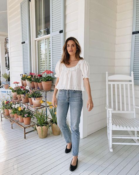 Daily Look 3.5.21 - Julia Berolzheimer Julia Berolzheimer Jeans Outfits, Doen Top, White Tops Outfit, Parisian Outfits, White Cotton Skirt, Chanel Flats, Julia Berolzheimer, White Cotton Blouse, Mother Jeans