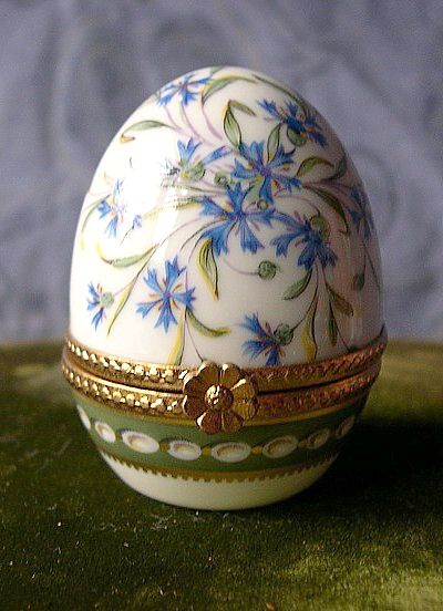 Vintage French Limoges Handpainted Floral Porcelain Egg Collectible Pill Trinket Box Porcelain Eggs, Sweet Violets, Limoges Boxes, Faberge Eggs, Egg Art, China Painting, Jewelry Organizer Box, Porcelain Art, Pretty Box