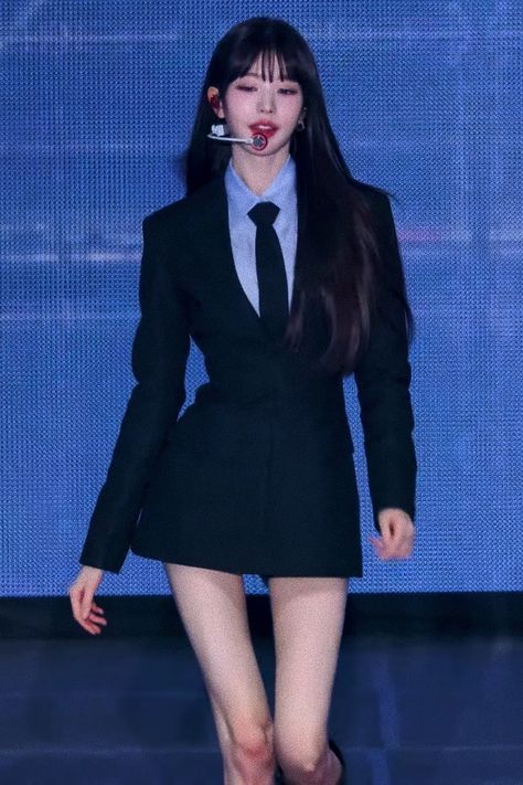 Kpop Idols Body Shape, Wonyoung Black Outfit, Wonyoung Full Body Pic, Wonyoung Outfit, Ive Wonyoung, Streetwear Fashion Women, Kpop Outfits, Stage Outfits