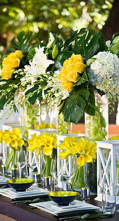 beautiful table.... Beautiful Tablescapes, Dekor Diy, Table Set Up, Yellow Wedding, Deco Floral, Table Arrangements, Tropical Wedding, Arte Floral, Floral Centerpieces