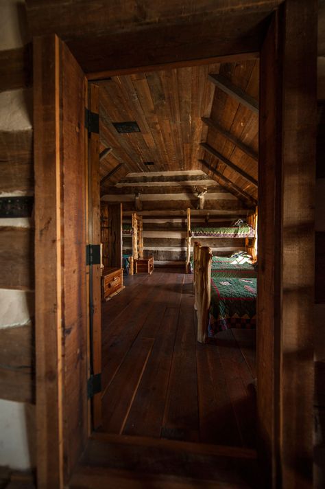 Ohio Dogtrot Cabin - Heritage Restorations Vintage Hunting Cabin, Dogtrot Cabin, Dog Trot House Plans, Dog Trot House, Dark Western, Western House, House In The Mountains, Cool House Plans, Oak Logs