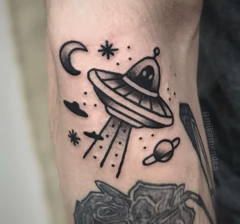 Old School Alien Tattoo, Traditional Tattoo Ufo, Traditional Space Tattoo, Space Arm Tattoo, Spaceship Tattoo, Filler Tattoos, Traditional Black Tattoo, Ufo Tattoo, Traditional Tattoo Inspiration