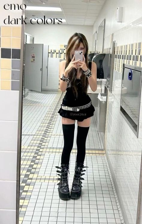 Pretty Goth Aesthetic, Goth Outfits Y2k, Mall Emo Outfits, Pretty Outfits Y2k, Goth Cute Outfits, Emo Looks Outfits, Y2k Mall Goth Outfits, Alternative Goth Outfits, Emo Cute Outfits