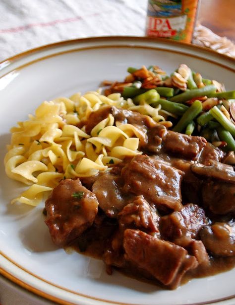 The Spice Garden: Braised Sirloin Tips and Mushrooms ... A Pub Food Rant! Braised Beef Recipes, Sirloin Tip Steak, Sirloin Steak Recipes, Beef Tip Recipes, Stew And Dumplings, Sirloin Tip Roast, Steak Tips, Spice Garden, Sirloin Tips