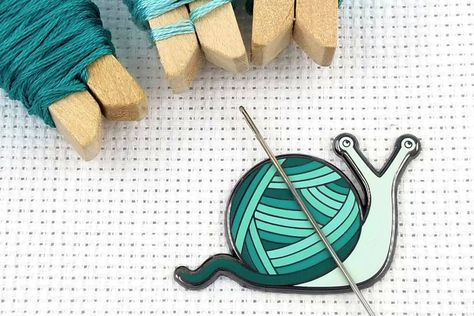 Journal Things, Handy Tools, Sewing Machine Needle, Quilting Room, Cat Bow Tie, Cross Stitch Supplies, Clay Inspiration, Cross Stitch Needles, Vintage Sewing Machine