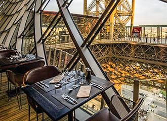 Eiffel Tower Restaurant, Restaurant In Paris, Eiffel Tower In Paris, Tower In Paris, Paris Dream, Paris Vacation, Paris At Night, Paris Restaurants, Paris Photography