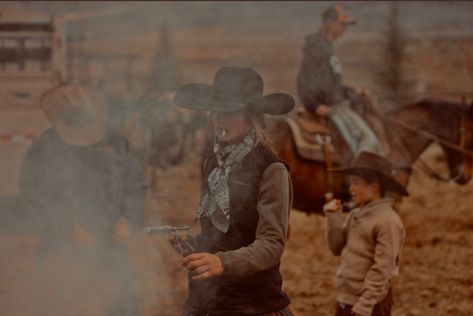 Female Rancher Aesthetic, Ranch Family Aesthetic, Cowboy Photography, Foto Cowgirl, Western Photo, Cowboy Romance, Country Aesthetic, How Bout Them Cowboys, Cowboy Aesthetic