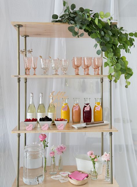 15 Dreamy Details to Convince You to Have a Brunch Wedding Macaron Bar, Brunch Wedding Food, Brunch Essentials, Brunch Decor, Baby Shower Drinks, Bubbly Bar, Spring Bridal Shower, Bridal Shower Food, Mimosa Bar