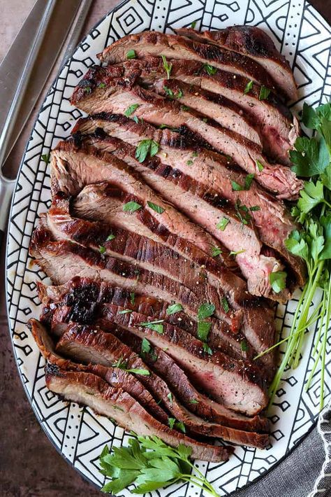 This addicting Teriyaki Steak recipe is sure to become a favorite! A flavorful marinade that you can use with many different cuts of steak! Teriyaki Flank Steak, Slow Cooker Mexican Chicken, Teriyaki Steak, Easy Cocktail Recipes, Teriyaki Marinade, Family Dinner Ideas, Easy Cocktail, Marinated Steak, Juicy Steak