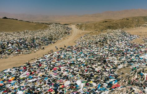 El desierto de Atacama se ha convertido en un gigantesco basurero de ropa sin usar y sin vender Fashion Pollution, Fashion Waste, Deserts Of The World, Textile Recycling, Dry Desert, No Planet B, Dumping Ground, Textile Waste, Water Waste