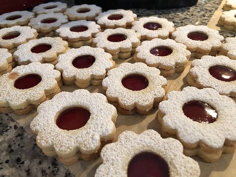 Linzer Augen - werden bei uns in Linz das ganze Jahr über gegessen. Über 352 Bewertungen und für köstlich befunden. Mit ► Portionsrechner ► Kochbuch ► Video-Tipps! Currant Jelly, German Christmas Cookies, German Cookies, Homemade Vanilla, Vanilla Sugar, Cooking Ideas, No Bake Cookies, No Bake Desserts, Gingerbread Cookies