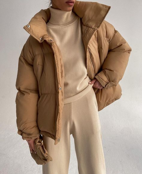 Padded Coat Outfit, Beige Puffer Jacket Outfit, Beige Puffer Jacket, Winter Layering Outfits, Puffer Outfit, Beige Puffer, Puffer Jacket Outfit, Winter Turtleneck, Bubble Coat