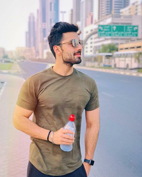 Handsome bollywood celebrity - Himansh Kohli Kohli Hairstyle, Himansh Kohli, Voice Artist, Handsome Indian Men, Boys Dp, Bollywood Couples, Handsome Asian Men, Mens Haircuts Short, Boy Photography Poses