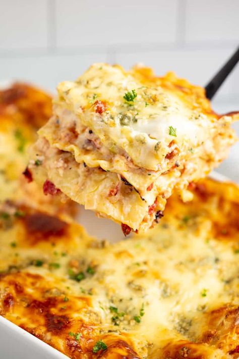 Buffalo Chicken Lasagna takes all the flavors you love from buffalo chicken and turns it into an amazingly delicious lasagna. #buffalochickenlasagnarecipe #lasagana #buffalochicken Buffalo Chicken Lasagna, Chicken Lasagne, Chicken Lasagna Recipe, Delicious Lasagna, Hot Wing Sauces, Barbeque Chicken, Chicken Lasagna, Healthy Buffalo Chicken, Lasagna Recipe