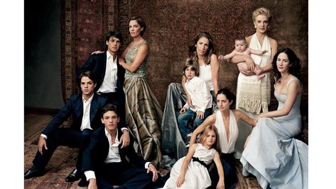 Carolina Herrera, in Her Own Words - Vogue Agency Photoshoot, Poses Professional, Poses Group, Annie Leibovitz Photography, Studio Family Portraits, Group Photoshoot, Group Photo Poses, Friends Photoshoot, Professional Group