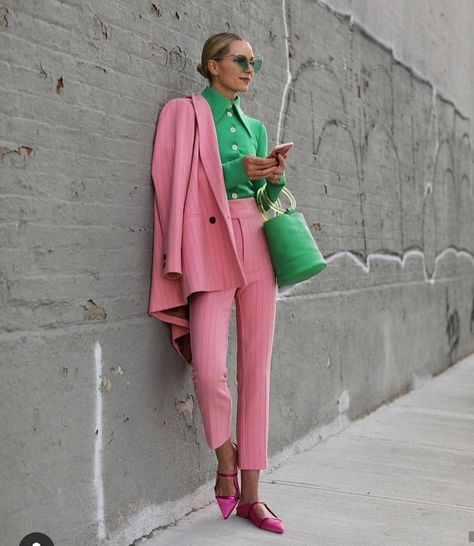 Pink pinstripe suit with ankle length pant and blazer, worn with bright green button up blouse and matching handbag. Blue And Green Outfit, Pastel Architecture, Green Outfit Ideas, Blair Eadie, Atlantic Pacific, Color Blocking Outfits, Chique Outfits, Pink Suit, Mode Chic